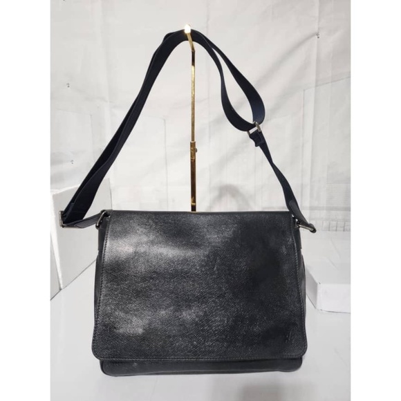 Authentic Louis Vuitton Taiga Viktor Messenger/Crossbody Bag Deep Navy Blue - Picture 1 of 13